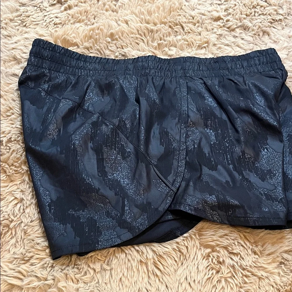 Athleta Women's Black Patterned Athletic Shorts, Size Large - Picture 4 of 4